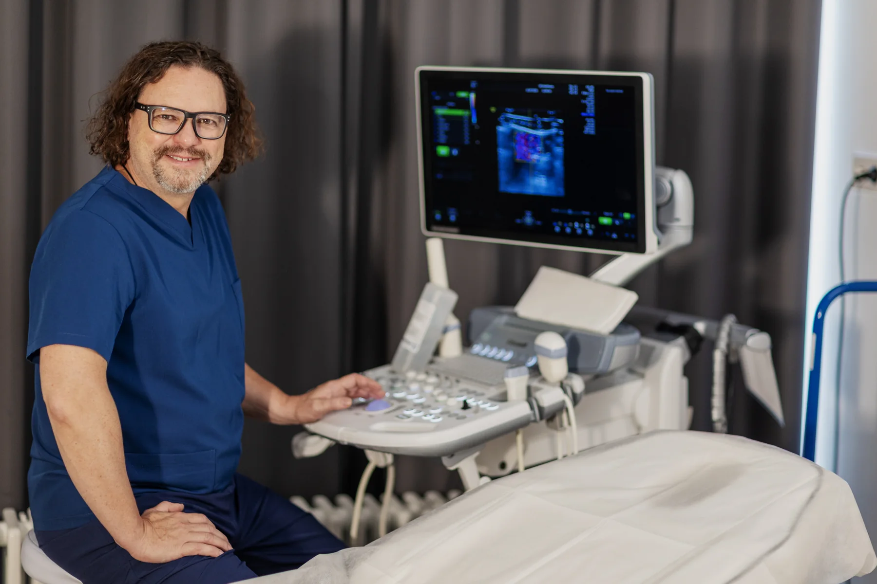 dr n. med. Maciej Garbień przy aparacie USG